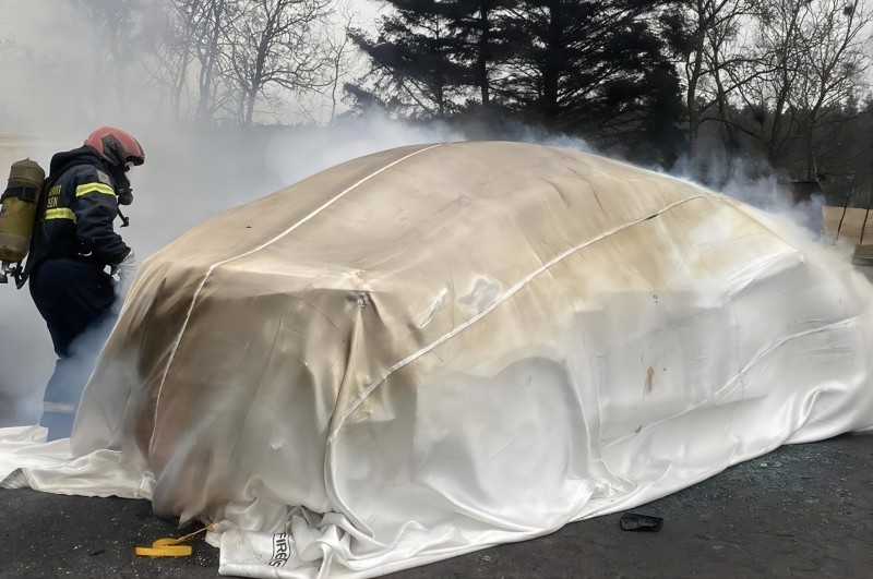 ¿Cómo podrían ayudar las mantas ignífugas para vehículos eléctricos a contener incendios?