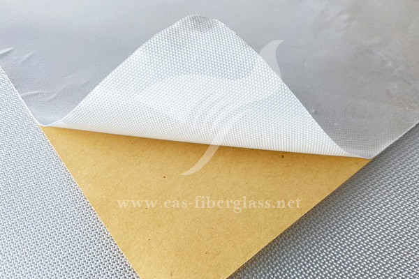 Tela de fibra de vidrio con papel de aluminio y respaldo adhesivo